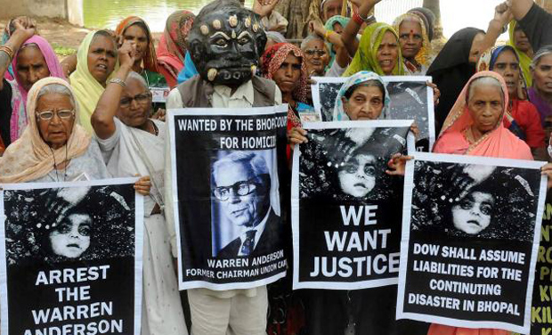 Women protesting for justice of Bhopal gas tragedy Women protesting for justice of Bhopal gas tragedy